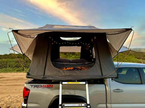 Explore Kauai In Loaded 4x4 With Cozy Roof Tent Drivable vehicle in Kapaa