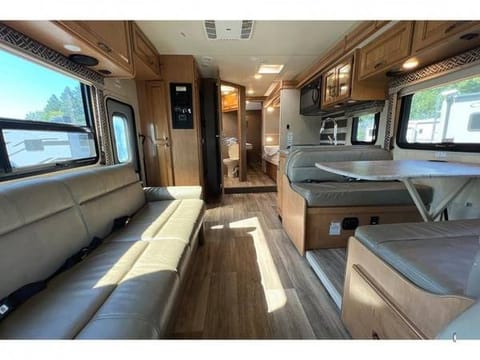 2017 Thor Four Winds 31E - Two Queen Beds + Bunk Beds - Pet Friendly! Drivable vehicle in Whidbey Island