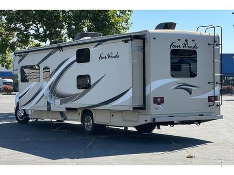 2017 Thor Four Winds 31E - Two Queen Beds + Bunk Beds - Pet Friendly! Drivable vehicle in Whidbey Island