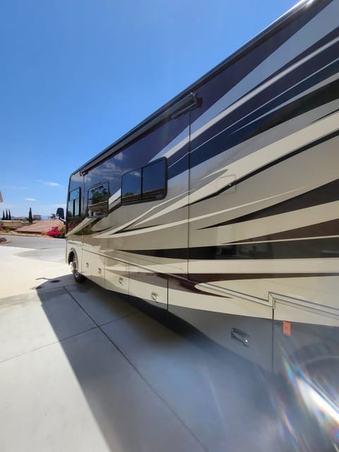 West Coast Luxury Glamping - Class A Allegro Motorhome Drivable vehicle in El Cajon