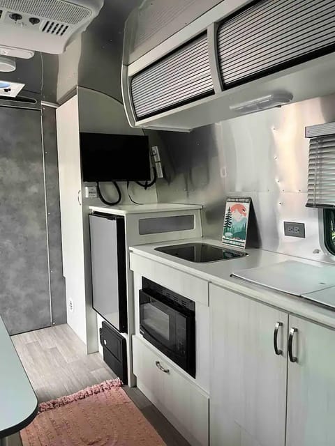2020 Airstream Bambi - 22ft Lifted w/ Lithium & Solar Tráiler remolcable in Costa Mesa