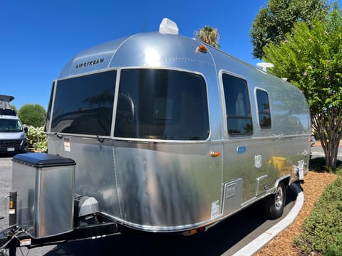 2020 Airstream Bambi - 22ft Lifted w/ Lithium & Solar Tráiler remolcable in Costa Mesa