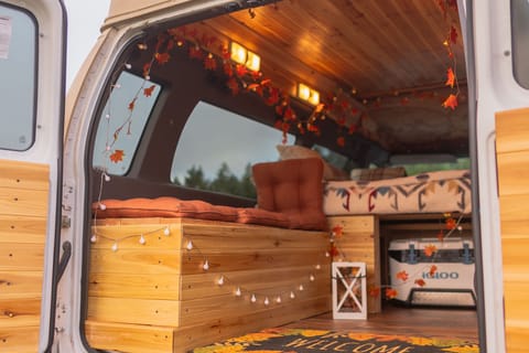Autumn Breeze Voyager - Cozy Cedar Camper Van Campervan in Hillsboro