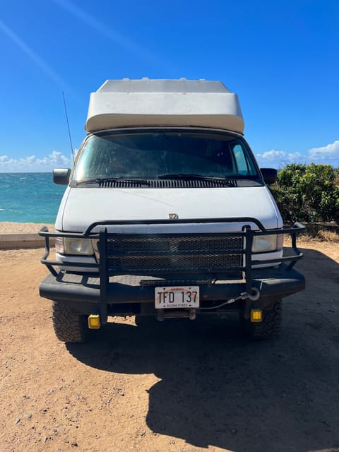 The Big Kahuna | Go Anywhere Oahu Camper Van aménagé in Pearl City