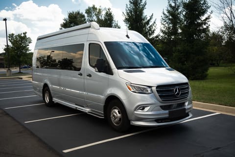 The Ultimate Luxury RV | 2022 Airstream Interstate 24GL Vehículo funcional in Overland Park