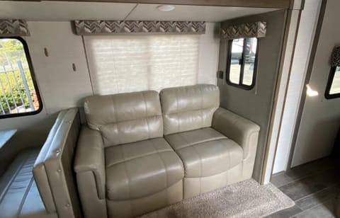 Spacious Trailer Perfect for Families Sleeps 10 Tráiler remolcable in Morgan Hill