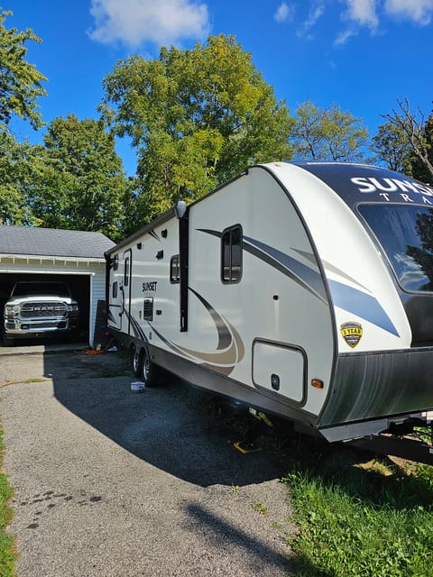 2018 Crossroads RV Sunset Trail Grand Reserve Towable trailer in Flint