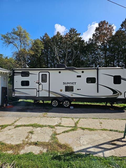 2018 Crossroads RV Sunset Trail Grand Reserve Towable trailer in Flint