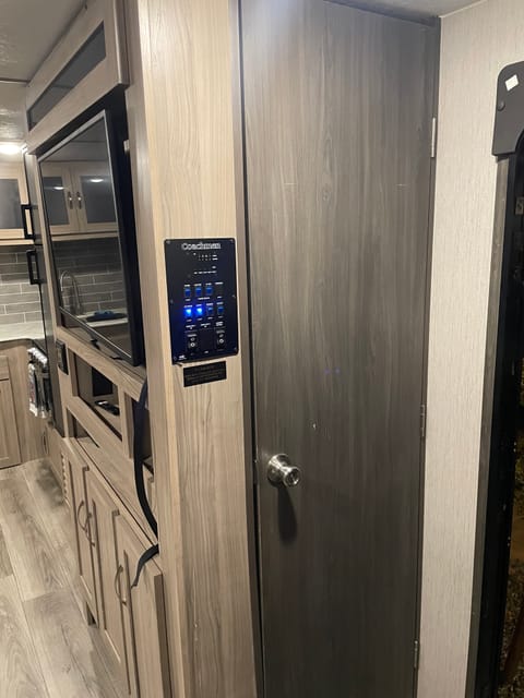 2021 Forest River Coachmen Freedom Express Ultra Lite Tráiler remolcable in Surprise