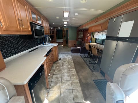 Winnebago Adventurer Renovated Honeymoon Cabin on Wheels Fahrzeug in Tumwater