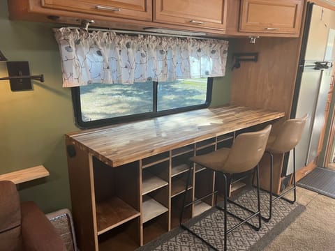 Winnebago Adventurer Renovated Honeymoon Cabin on Wheels Drivable vehicle in Tumwater