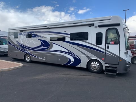 2022 Fleetwood Discovery LXE  LUXURY DIESEL PUSHER!!!! Drivable vehicle in Grapevine