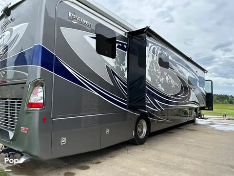 2022 Fleetwood Discovery LXE  LUXURY DIESEL PUSHER!!!! Drivable vehicle in Grapevine