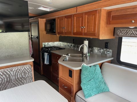 Super Clean 29 Foot 2018 Winnebago Sunstar - Sleeps up to 7 Drivable vehicle in Marietta