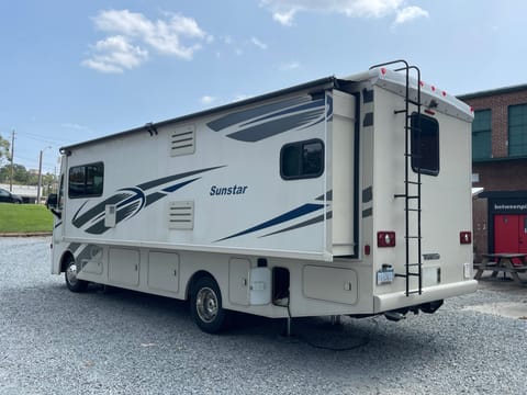 Super Clean 29 Foot 2018 Winnebago Sunstar - Sleeps up to 7 Drivable vehicle in Marietta