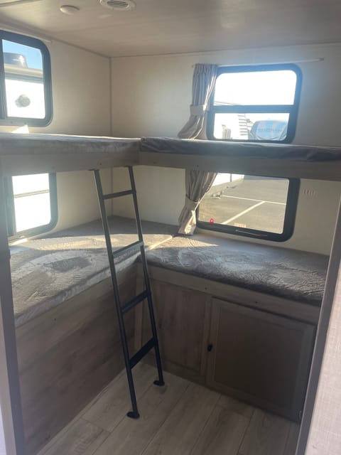 New 2023 forest river legend bunkhouse with 4 bunks in the back Remorque tractable in Gilroy