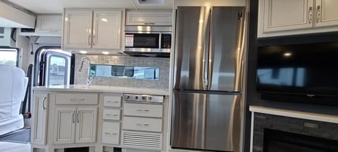 Beautiful Luxurious Motorhome! Drivable vehicle in Pickering