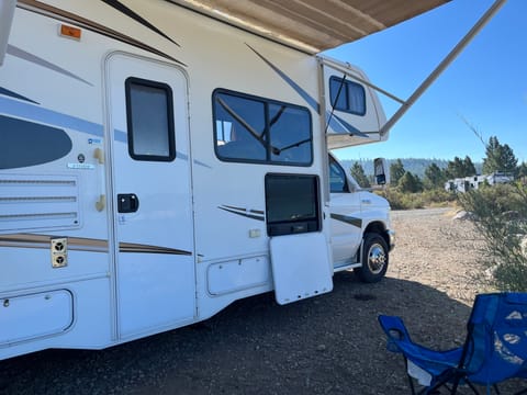 Spacious & Clean 2014 RV:4 TVS & 2 SLIDE OUTS: Sleeps 8 Drivable vehicle in Sparks