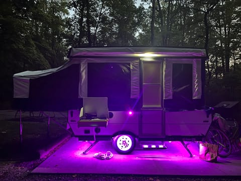 Cozy, Easy to Tow, Lovely Pop Up Camper Towable trailer in Cherry Hill