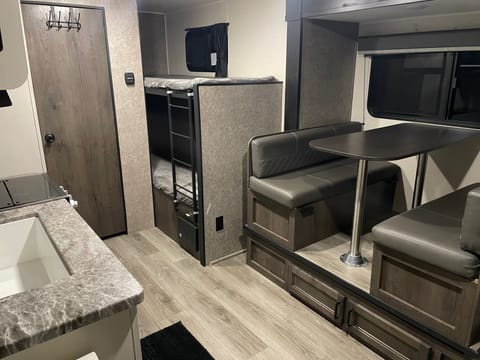 2021 Highland Ridge. Family friendly! 1/2 ton towable with slide-out. Tráiler remolcable in Auburn