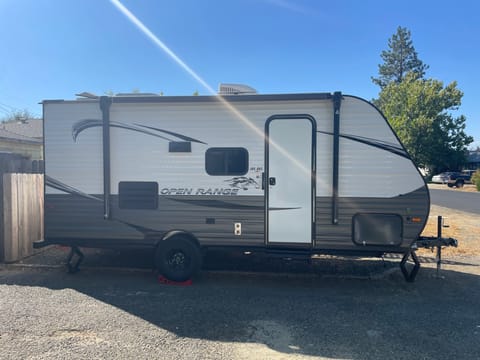 2021 Highland Ridge. Family friendly! 1/2 ton towable with slide-out. Towable trailer in Auburn