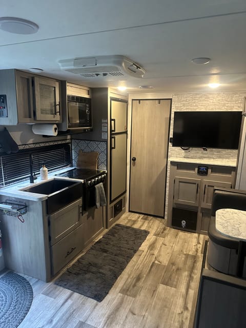 2022 Dutchmen Coleman Light - spacious and Modern Towable trailer in Tigard