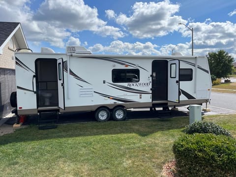 2016 Rockwood Ultra-Lite 2702SS