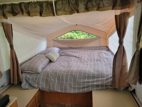 Comfy & Big 2011 lightweight Flagstaff Tent Trailer Rimorchio trainabile in Gatineau