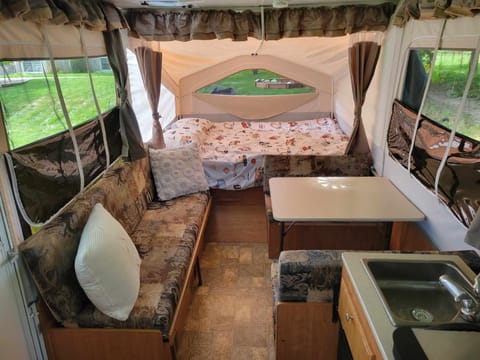 Comfy & Big 2011 lightweight Flagstaff Tent Trailer Ziehbarer Anhänger in Gatineau