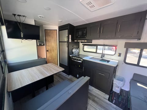 2022 Springdale - 28ft SOLAR Bunkhouse - Fully Stocked Towable trailer in Gilbert