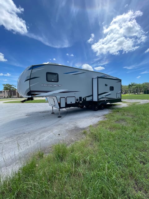 2022 Forest River Cherokee Arctic Wolf Towable trailer in Seminole