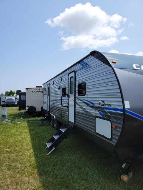 2021 Coachmen 323BHDSCK Towable trailer in Castle Rock Lake