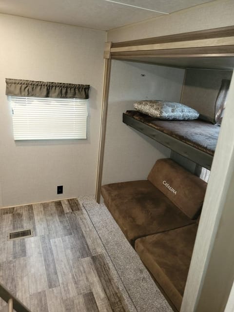 2021 Coachmen 323BHDSCK Towable trailer in Castle Rock Lake