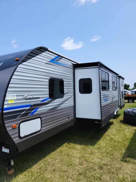 2021 Coachmen 323BHDSCK Towable trailer in Castle Rock Lake