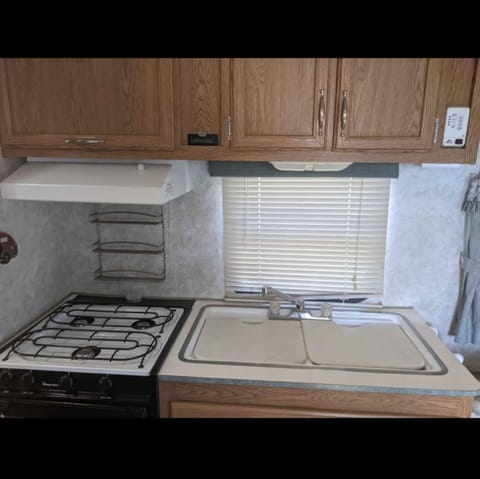 Cozy Family Travel Trailer Terry Tráiler remolcable in Canoga Park
