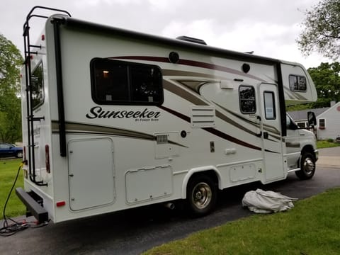 2017 Forest River Sunseeker - Little Lisa the Family Friendly RV!! Drivable vehicle in Crystal Lake
