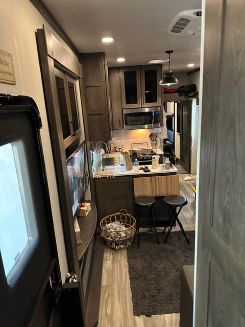 Kid friendly, Fido Approved New 5th wheel Towable trailer in Seguin