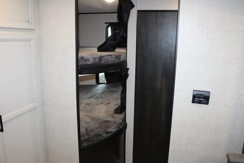 Family Adventure Ready! 2022 Jayco SLX, Sleeps 10, Tankless Hot Water Towable trailer in Folsom