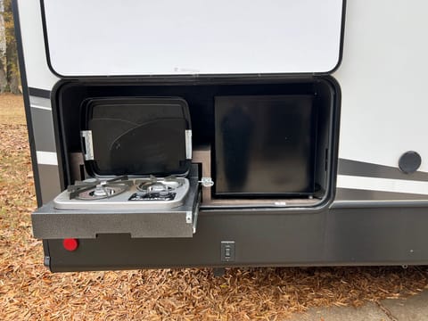 2020 Dutchmen Astoria- BH, King Bed, Fireplace! Towable trailer in Arkansas