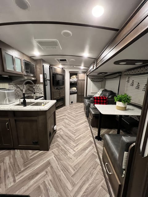 2020 Dutchmen Astoria- BH, King Bed, Fireplace! Towable trailer in Arkansas