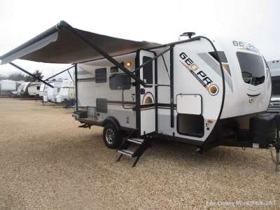 Raymond's 2022 Forest River Rockwood Geo Pro 19 BH Tráiler remolcable in Menifee