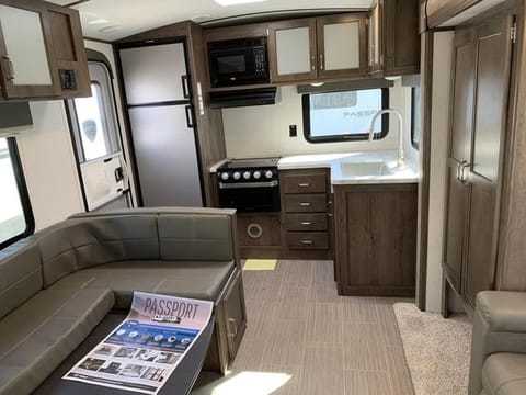 2020 Keystone Passport Grand Touring AZ#69 - 29 Foot Large Sleeps 6 Towable trailer in Chandler
