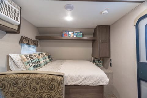2019 Keystone RV Hideout LHS Mini. Easy to tow and Dogs are welcome! Tráiler remolcable in Moreno Valley