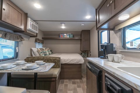 2019 Keystone RV Hideout LHS Mini. Easy to tow and Dogs are welcome! Tráiler remolcable in Moreno Valley
