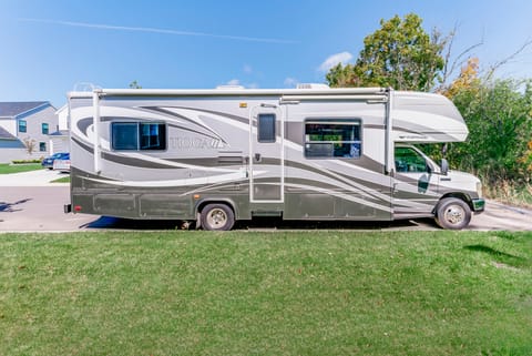 A Motorhome that goes everywhere Drivable vehicle in Ann Arbor