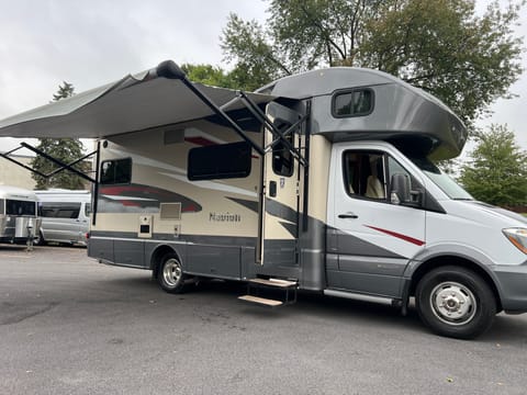 Mercedes Winnebago Navion 24G - Walkaround Queen! Drivable vehicle in Chester Springs