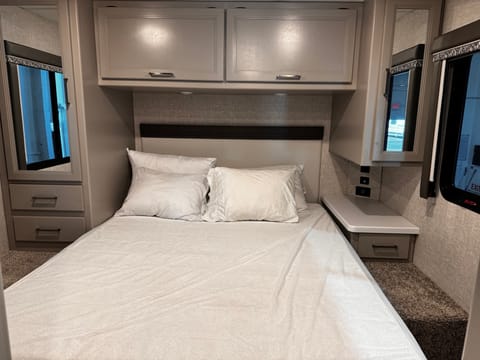 2025 Bozeman Thor Motor Coach Quantum LC28 - sleeps 6 - unlimited mileage Drivable vehicle in Belgrade