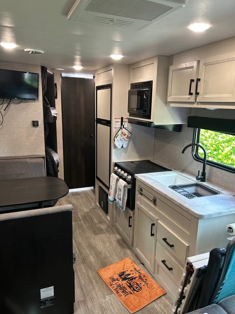 2023 Jayco Jay Flight - beautiful new trailer that will sleep whole family Towable trailer in Riverview