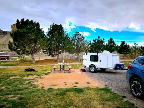 2018 Hiker Deluxe - Simple, lightweight, pet friendly! Towable trailer in Glendale