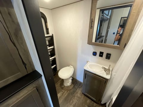 Sabre 5th Wheel RV - 2 Bedrooms, 2 Bathrooms Experience Luxury on Wheels! Towable trailer in Yuma